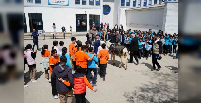 ‘Eşekli Dostoyevski’ Erzincan’da öğrencilere kitap dağıttı