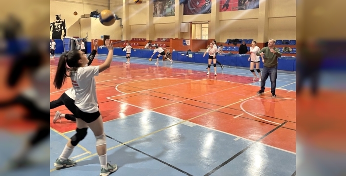 Filede vali sürprizi; Ziya Polat genç sporcularla voleybol oynadı