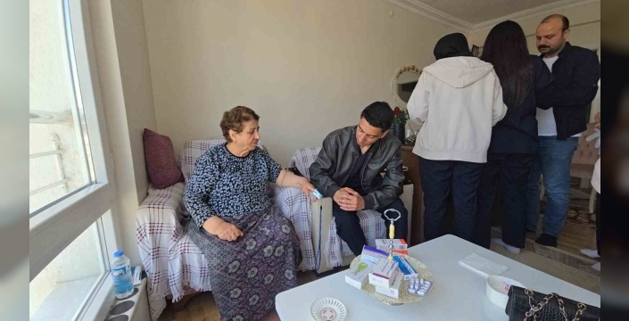 Genç sağlıkçılar ev ev giderek kronik hastaların takibini yapıyor