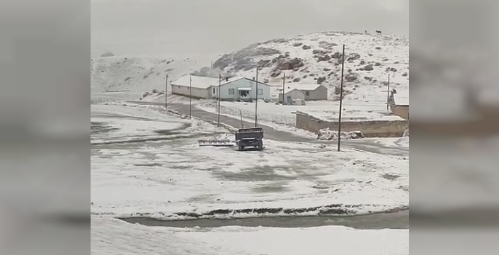 Gürpınar’da mayıs ayında kar sürprizi