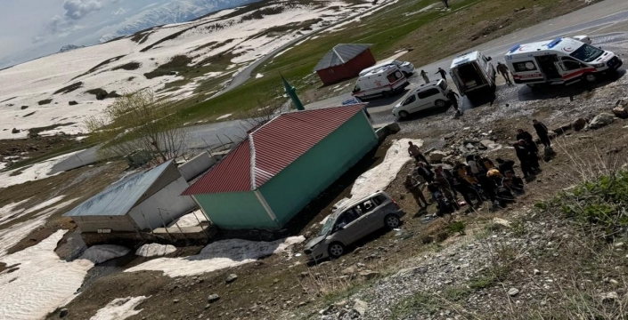Hakkari’de şarampole yuvarlanan araçta 4 kişi yaralandı