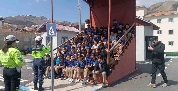 Hakkari polisinden çocuklara trafik eğitimi