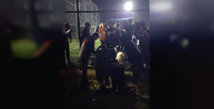 Halısahada maç yaparken tel koluna girdi: itfaiye ekipleri kurtardı