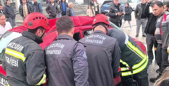 Halk otobüsü ile otomobil çarpıştı: 4 yaralı