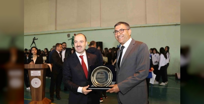 Hasan Oğuz’a anlamlı plaket
