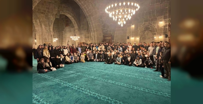 Her hafta cami ziyaretleriyle 100’üncü camide yatsı namazı kıldılar