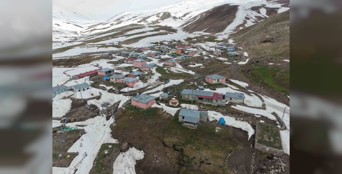 Iğdır’da kar altındaki evler havadan görüntülendi