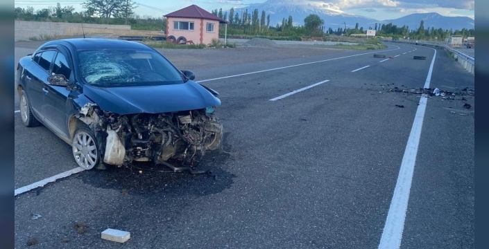 Iğdır’da otomobil refüje çarptı: 3 kişi yaralandı