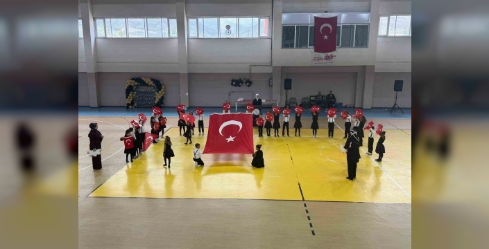Kağızman’da okuma bayramı coşkusu: Minik öğrencilerden muhteşem gösteri