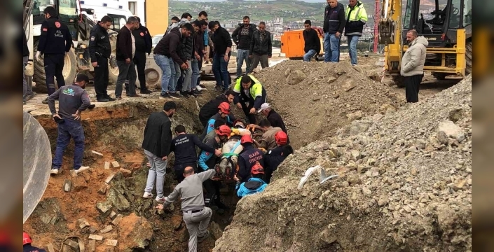 Kanalizasyon çalışması sırasında toprak altında kalan işçi kurtarıldı