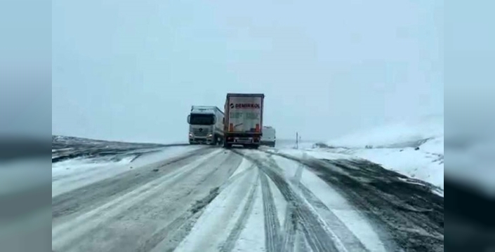 Kar ve tipi bastırdı, araçlar yolda kaldı