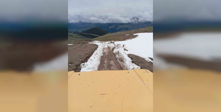 Karla kaplanan yayla yolunu belediye ekipleri açtı