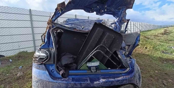 Kars’ta 3 kardeşin bulunduğu otomobil şarampole yuvarlandı: 1 ölü, 2 yaralı