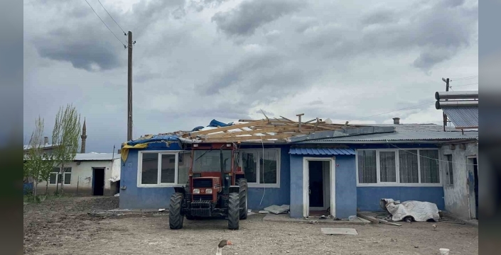 Kars’ta fırtına hayatı olumsuz etkiledi: Çatılar uçtu, güneş panelleri savruldu