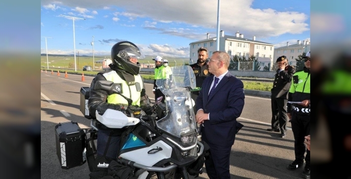Kars Valisi Ziya Polat’tan bayram mesaisindeki polis ekiplerine ziyaret