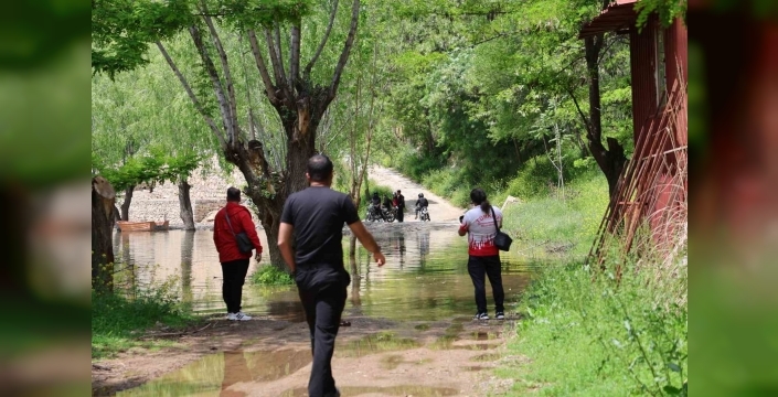 Keban Barajı kapaklarını açtı, işyeri bahçeleri sular altında kaldı