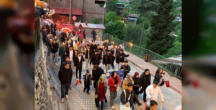 Kemaliye’de 19 Mayıs coşkusu fener alayıyla yaşandı