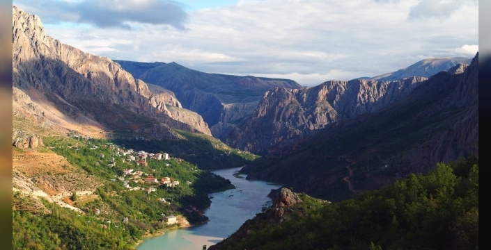 Kemaliye’de kayalığın tepesine yapılan ev merak uyandırıyor