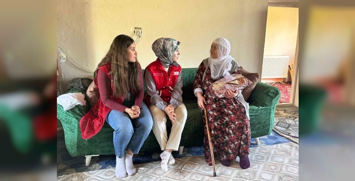 Kızılay gönüllülerinden Anneler Günü ziyareti