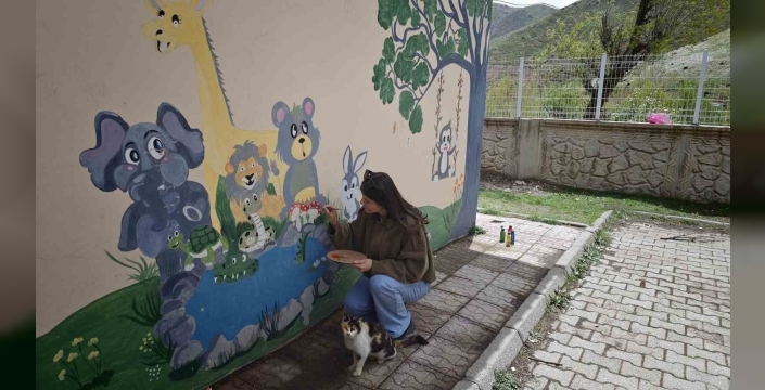 Köy okulunda büyüdü, köy çocuklarının umudu oldu