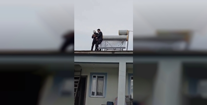 Köy ziyaretinde dikkat çeken anlar: Çatıda başlayan sohbet üyelikle sonuçlandı