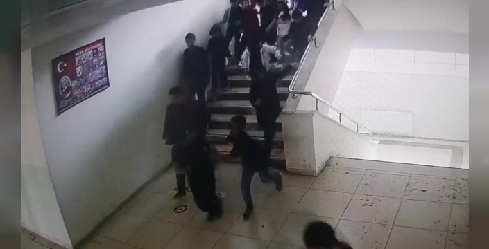 Malatya’da okuldaki deprem paniği kamerada