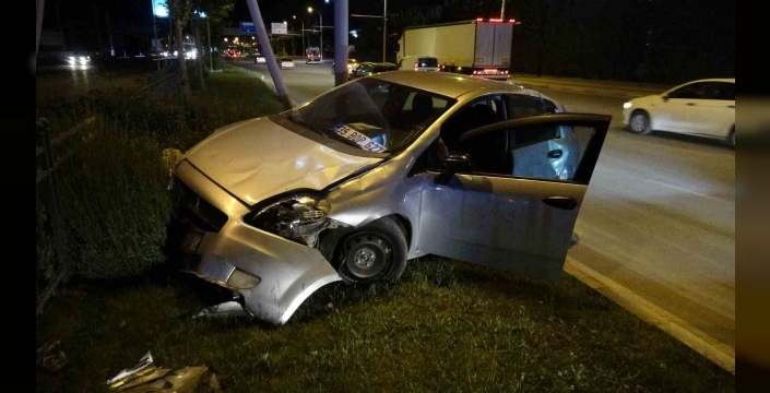 Malatya’da tır ile çarpışan araç refüje çıktı