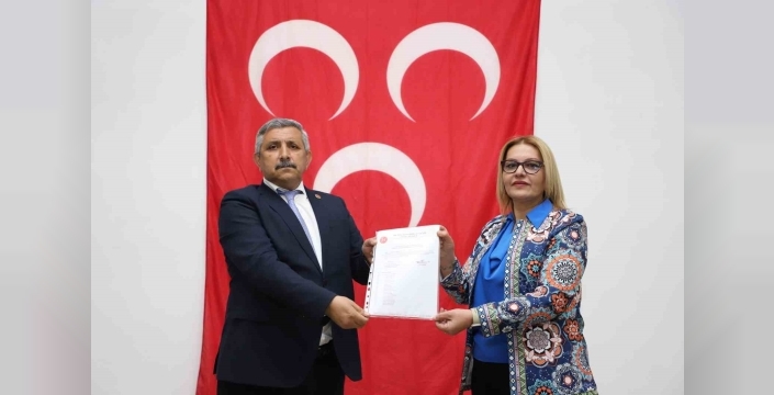 MHP ilçe başkanı Gündoğdu mazbatasını alarak göreve başladı