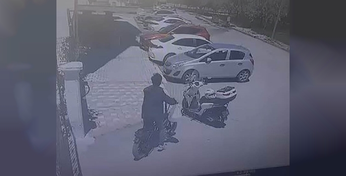 Motosiklet üzerinde duran kaskı çaldı: O anlar kamerada