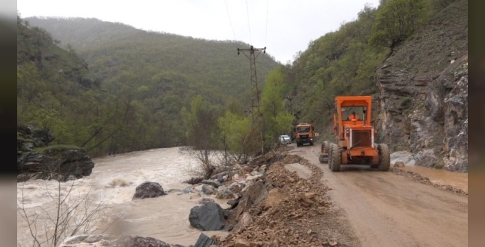 Munzur taşkını sonrası kapanan yol 2 günlük çalışmayla yeniden ulaşıma açıldı