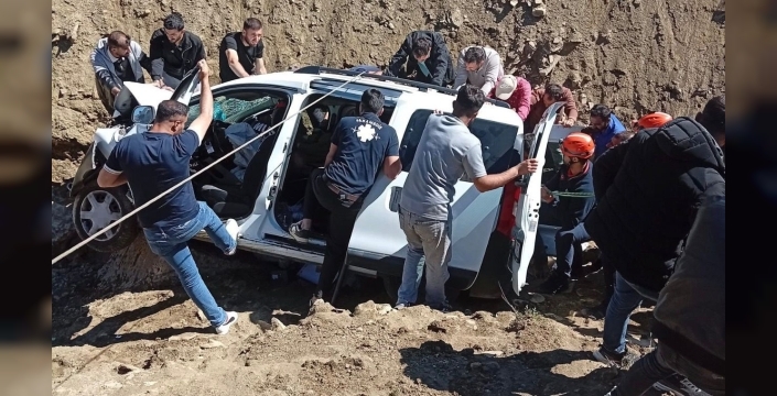 Muş’ta çaya düşen otomobildeki 1 kişi yaralandı