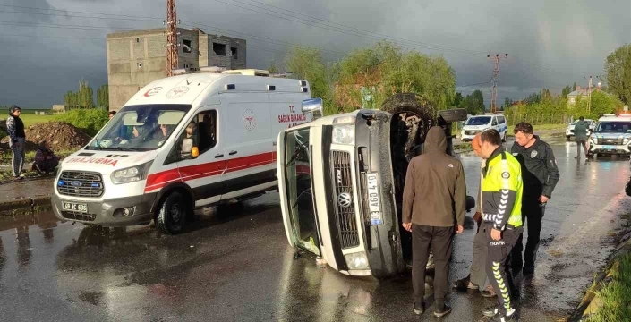 Muş’ta dolu yağışı sırasında kontrolden çıkan minibüs yan yattı: 2 yaralı