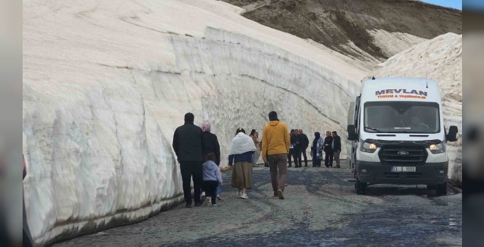 Nemrut’taki 10 metrelik kar tünellerine yoğun ilgi
