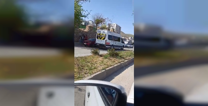 Öğrenci servisinin metrelerce ters yönde ilerlediği anlar kamerada