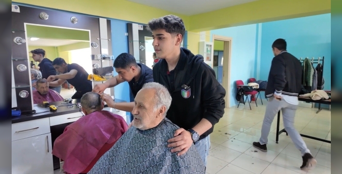 Öğrenciler yaşlıların bayram tıraşını yaptı
