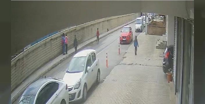 Öğrencilerin kurtarmaya çalıştığı yavru kuşu karga kaptı