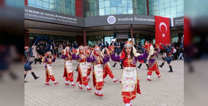 Oltu’da üniversitelilerin mezuniyet coşkusu