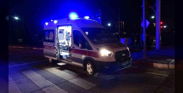 Otomobil ile çarpışan hafif ticari araç yan yattı