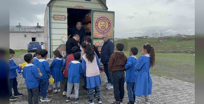 Oyuncak karavanı Kars’ta minik yürekleri ısıttı