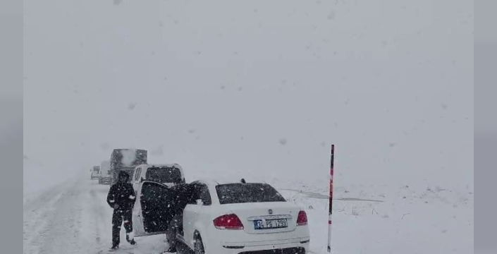 Palandöken geçidinde kar ve tipi etkili oldu