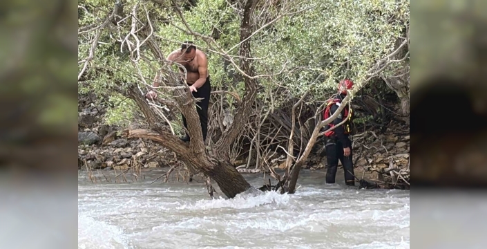Pülümür Çayı’nda mahsur kalan şahsı jandarma kurtardı