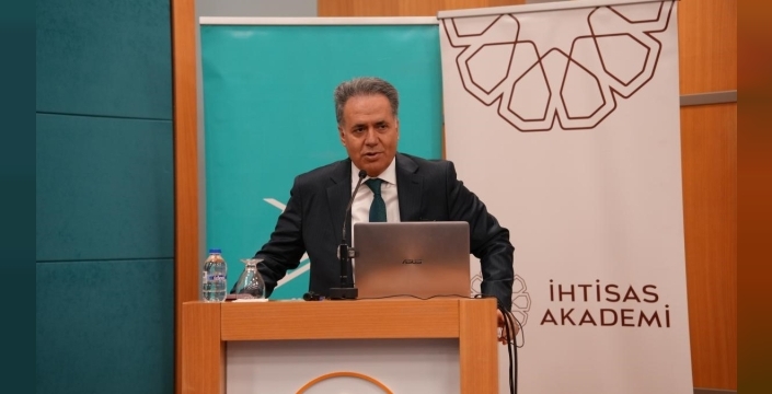 Rektör Akpolat, dijital çağda üniversitelerin geleceğini anlattı