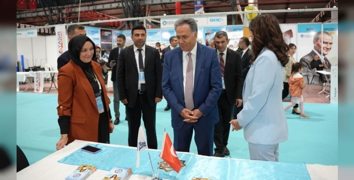 Rektör Akpolat, İpek Yolu Kariyer Fuarı’ndaki stantları ziyaret etti