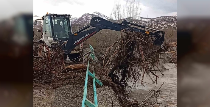 Sel köprüleri tıkadı, ekipler sahada