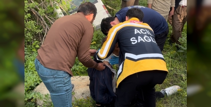 Şemdinli’de minibüs yoldan çıktı: 3 yaralı