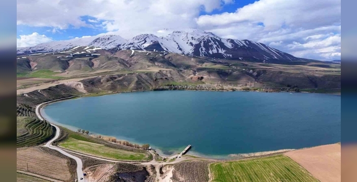 Süphan Dağı ve Aygır Gölü’nün bahar manzarası hayranlık uyandırıyor