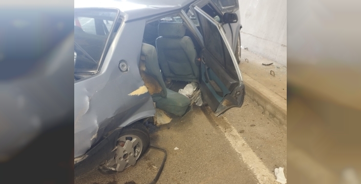 Tünelde duvara çarpan Tofaş hurdaya döndü: 3 yaralı