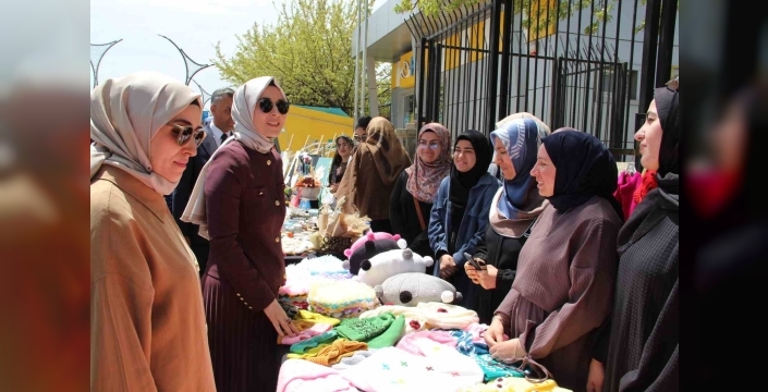 Üniversite öğrencilerinin yıl boyunca yaptıkları el emeği ürünleri görücüye çıktı