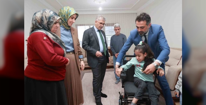Vali Çelik, minik Sümeyye’nin rüyasını gerçekleştirdi