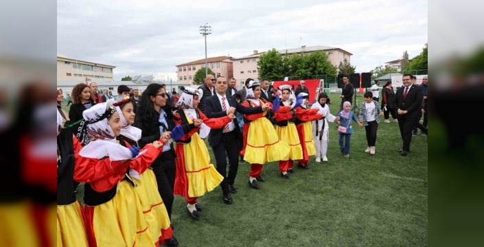 Vali Taşolar Kafkas oynadı, halay çekti